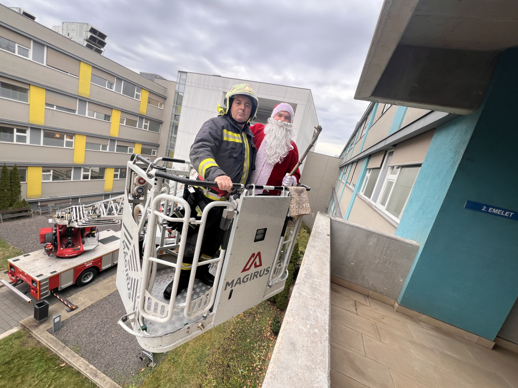 Tűzoltó Mikulás a nyíregyházi kórházban című videó előképe