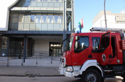 Tűzoltószer az épület előtt