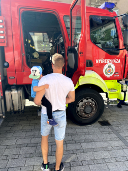 Volt, aki az apukájával nézelődött