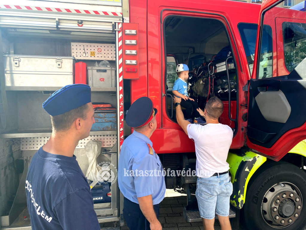 Apa és fia is érdeklődött