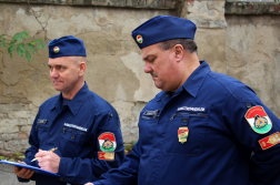 Tűzoltósági felügyelő és a kirendeltségvezető