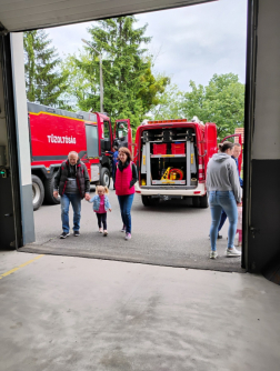 Nyitott szertárkapu Mátészalkán