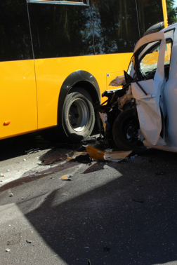 busz és személygépkocsi