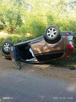 Tetejére borult autó