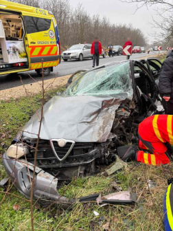 Árokban az egyik autó