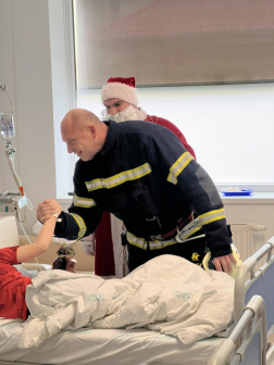 tűzoltó és mikulás a kórházban