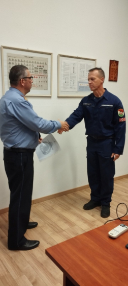 Lipták Gábor parancsnok köszönti Horváth Tibort