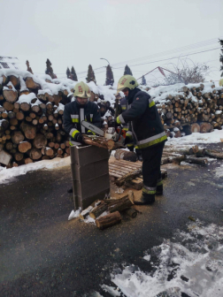 tűzifát vágnak a tűzoltók