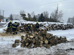 tűzifát vágnak a tűzoltók