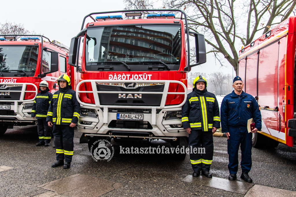 Kisvárdai tűzoltók és Vörös Tamás tűzoltó ezredes, igazgató az új fecskendővel