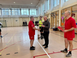 Toldi András adja át az elismerést