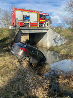 csatornában az autó