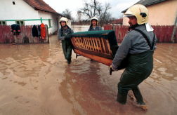 tűzoltók az árvíznél