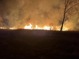 szabadtéri lángok este, Kisvárdánál