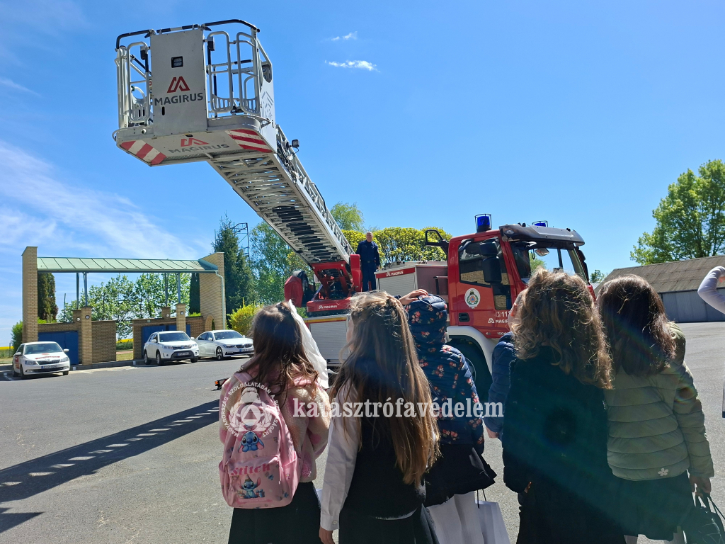 Ismerkedés a tűzoltószerekkel