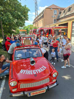 Előtérben egy tűzoltó Trabant