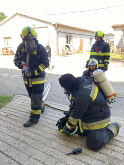 rakamazi minősítő gyakorlat, három tűzoltó, a parancsnok most veszi fel a sisakját