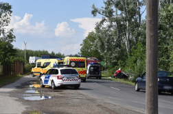 baleset helyszínéről fotó, rendőr-, mentő- és tűzoltójárművek, valamint a balesetes autó a fotón