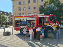 Tűzoltószer gyerekekkel