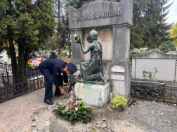 Koszorú elhelyezése