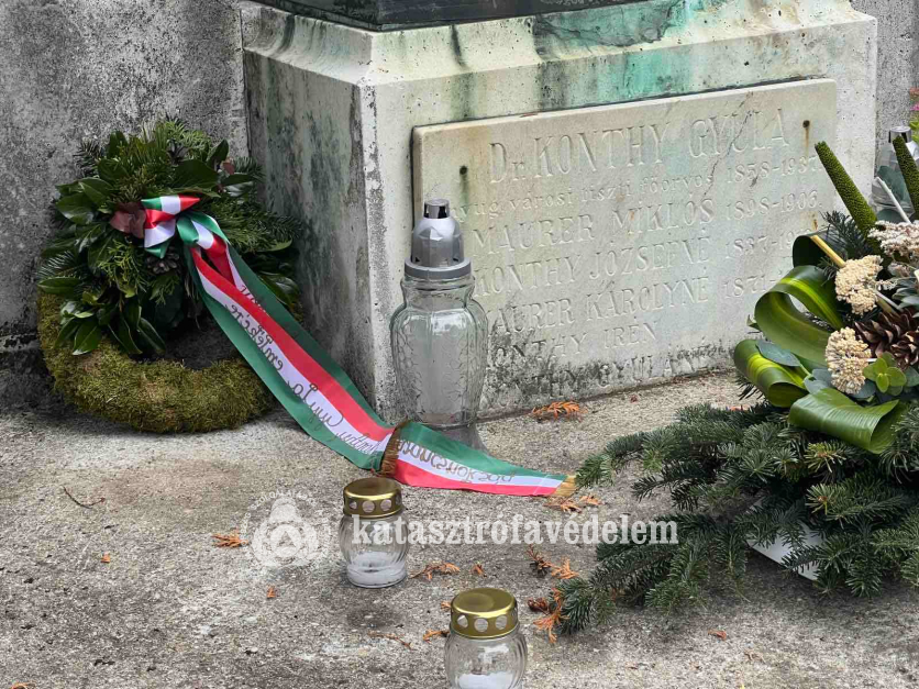 Koszorú és emléktábla