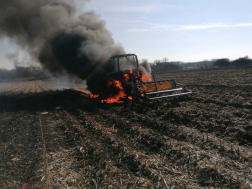 Teljes terjedelmében égett egy traktor