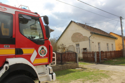 Fotó a házról, a kép előterében a nyíregyházi tűzoltók egyik járműje.