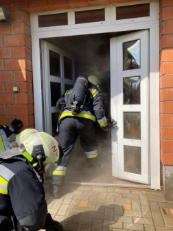 A tűzoltók teljes légzésvédelemben hatoltak be az épületbe.