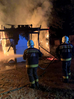 A lángoló melléképülethez a nyíregyházi hivatásos tűzoltók vonultak