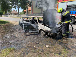 A penészleki Szabadság téren gyulladt ki az autó motortere