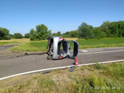 A járműben csak a sofőr utazott, őt a nyíregyházi hivatásosok a mentőszolgálat munkatársaival közösen, emelték ki a járműből. A képen az üres autó van.