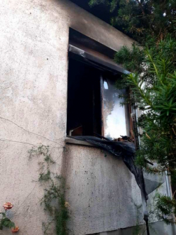 Egy mátészalkai családi házban keletkezett tűz - a földszinti ablakon is látszódnak az eset nyomai