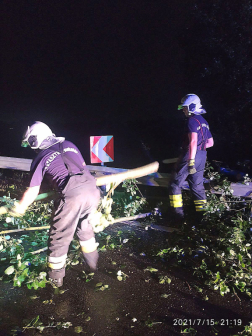 Az esti órákban is dolgoztak a nyíregyházi hivatásos tűzoltók, úttestről távolítottak el fákat, ágakat.