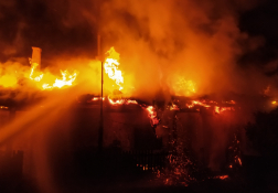 Teljes terjedelmében lángolt a nádfedeles tető.