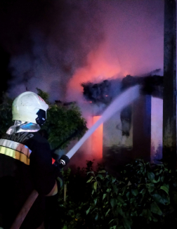 Több vízsugárral avatkoztak be a tűzoltók.