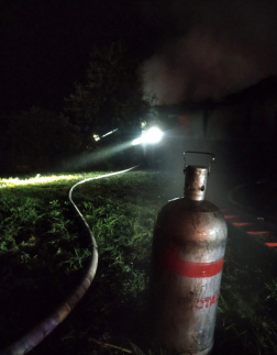 Gázpalackokat is kihoztak az épületből.