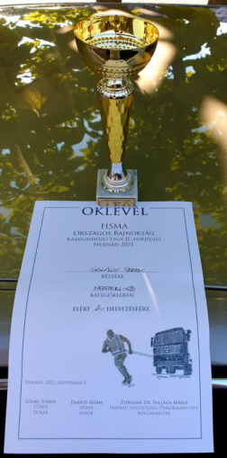 A kupa és az oklevél.