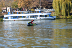 A vízbe esett személyt például jetski-vel és utána kötött mentőplatformmal mentették ki.