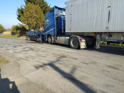 Személygépkocsi és kamion ütközött a 41-es főúton.