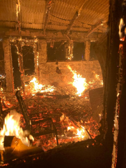 Lángokban a belső tér.