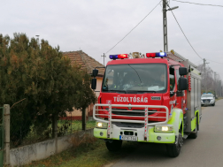 Két gépjárművel érkeztek a tűzoltók a helyszínre.