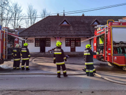 Tűzoltók az épület előtt.