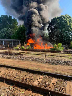 Raklapok és vasúti talpfák lángoltak